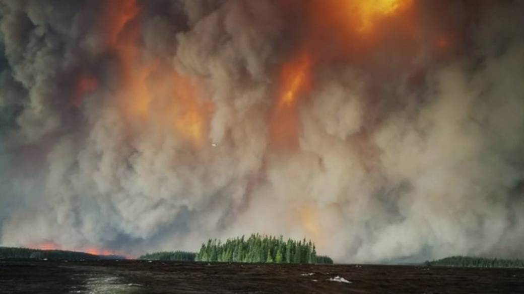 Click to play video: 'Ontario wildfires: Residents evacuate devastated Collins First Nation as infrastructure wiped out'