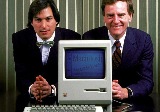 Steve Jobs (L) and John Sculley posing with a Macintosh computer in 1984. Photo from Facebook