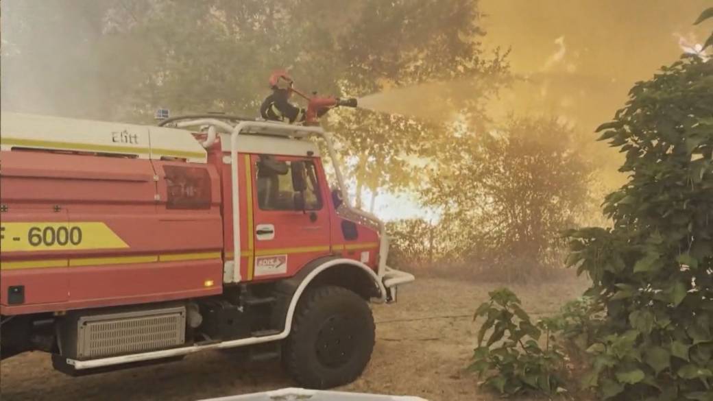 Click to play video: 'Wildfires in France and Spain burn more than 100,000 hectares, displace 250,000 people'