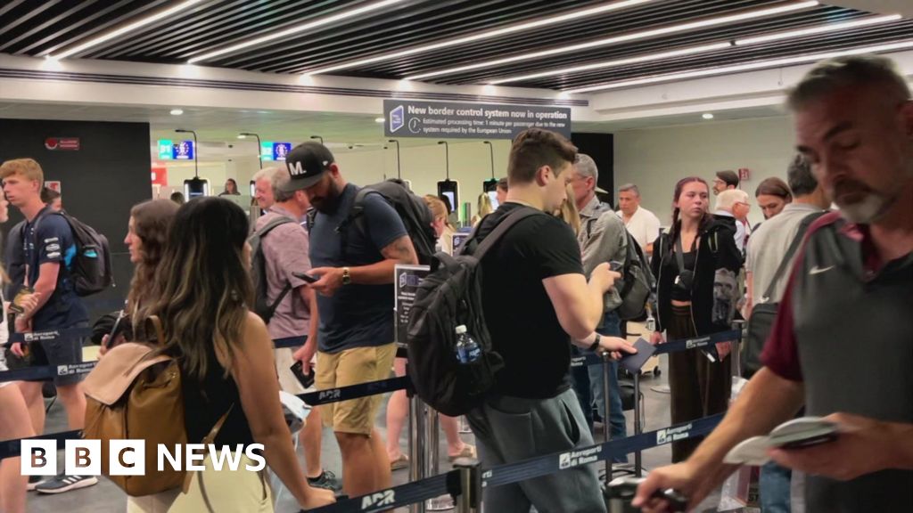 New EU system tripling time to get through border, airport boss says New EU system tripling time to get through border, airport boss says
