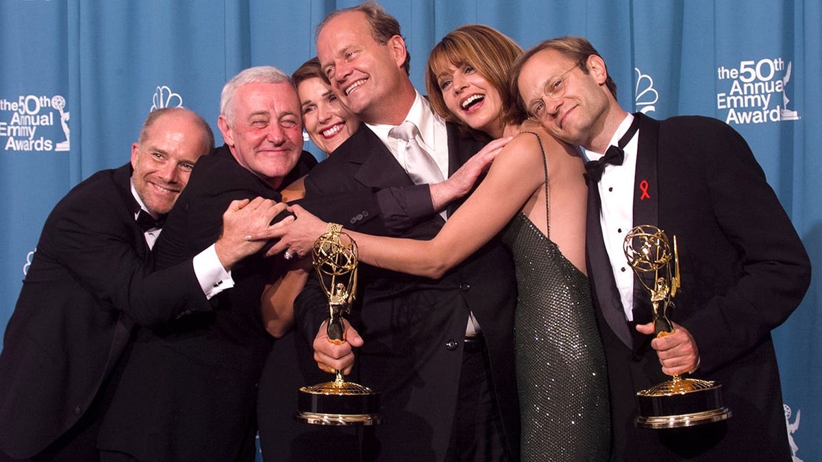 Kelsey Grammer, David Hyde Pierce, Jane Leeves, Peri Gilpin, John Mahoney and Dan Butler embrace backstage.