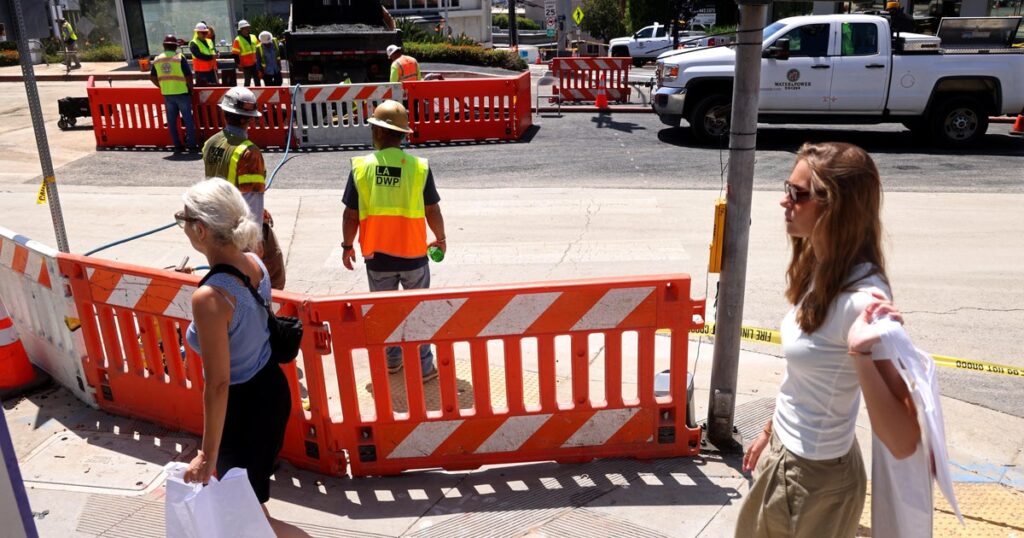 Sunset Boulevard reopens overnight in West Hollywood after water main break Sunset Boulevard reopens overnight in West Hollywood after water main break