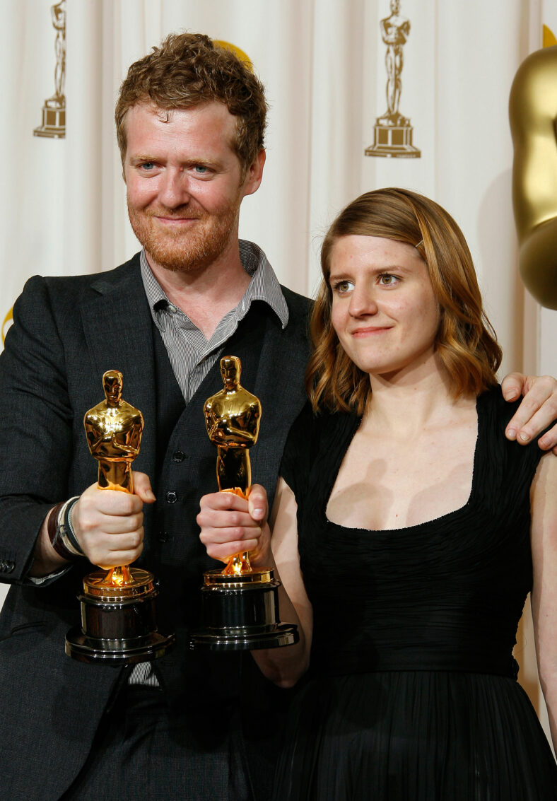 Glen Hansard and Marketa Irglova posing with their Oscars