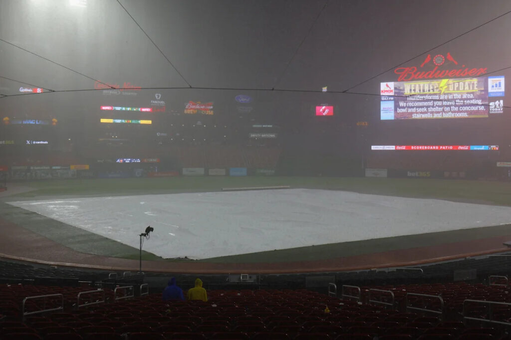 Cardinals narrowly beat Braves after lengthy rain delay as grounds crew clears flooded Busch Stadium
