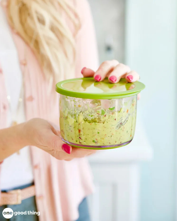 Comes with a lid that seals in freshness.