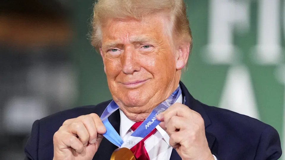 Trump holds a gold Olympic medal belonging to U.S. speed skater and Wisconsin native Jordan Stolz. / Nathan Howard / REUTERS
