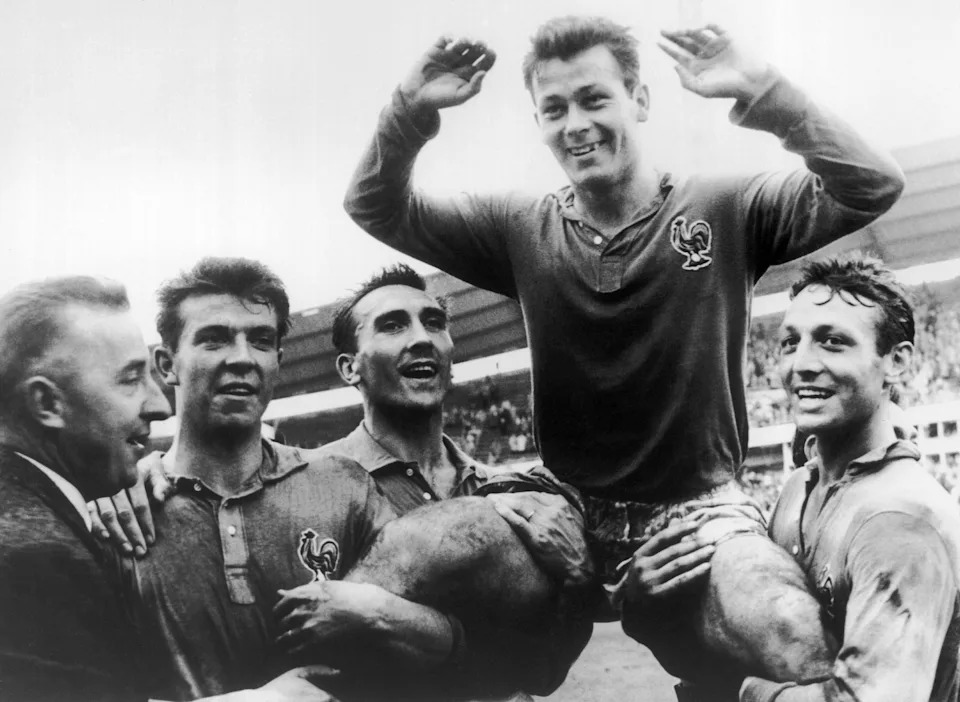 SWEDEN - JUNE 29: The French player Just FONTAINE who scored 13 goals is held in triumph by his team mates. From left to right : DOUIS, Andre LEROND, Just FONTAINE and Jean VINCENT. France was in the third rank in the World Cup that took place in Stockholm. (Photo by Keystone-France/Gamma-Keystone via Getty Images)