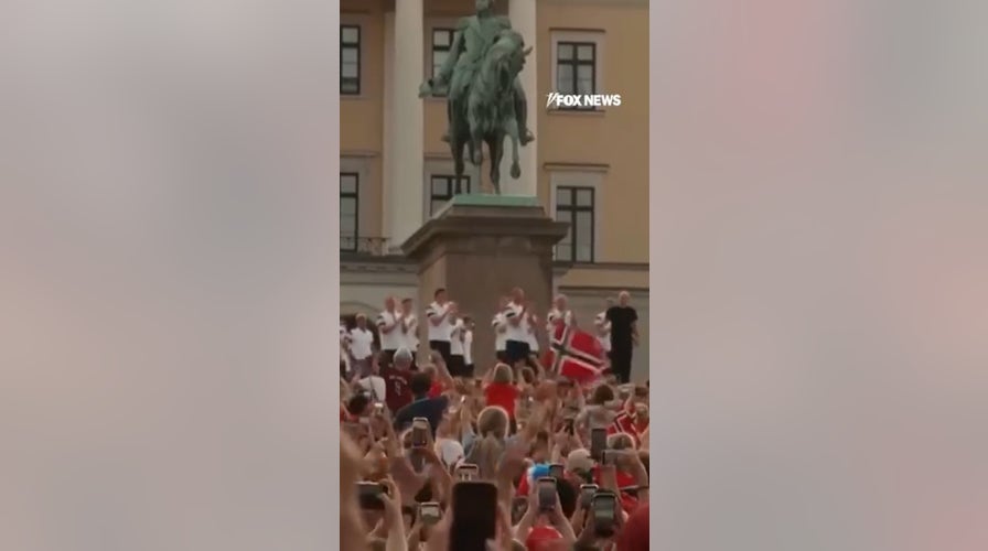 Norway World Cup team welcomed home with MASSIVE Viking Row parade
