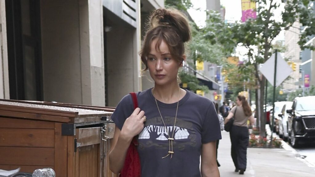 Jennifer Lawrence Debuts New Brunette Hair While Stepping Out in NYC Jennifer Lawrence Debuts New Brunette Hair While Stepping Out in NYC