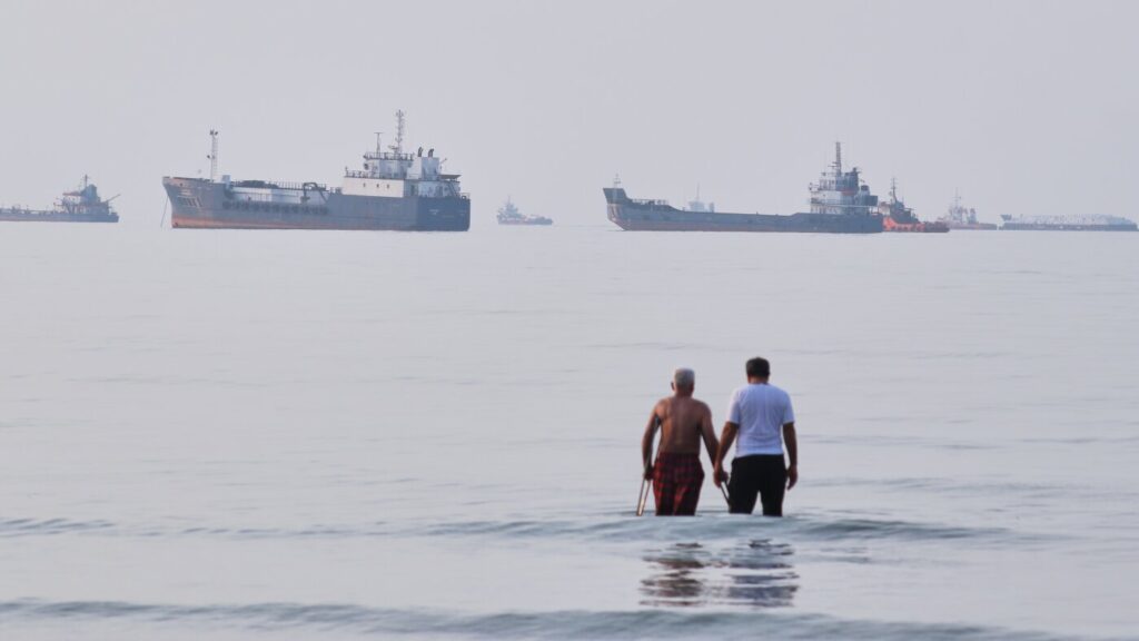 U.S. pauses attacks on Iran for a second straight day and Tehran does too U.S. pauses attacks on Iran for a second straight day and Tehran does too