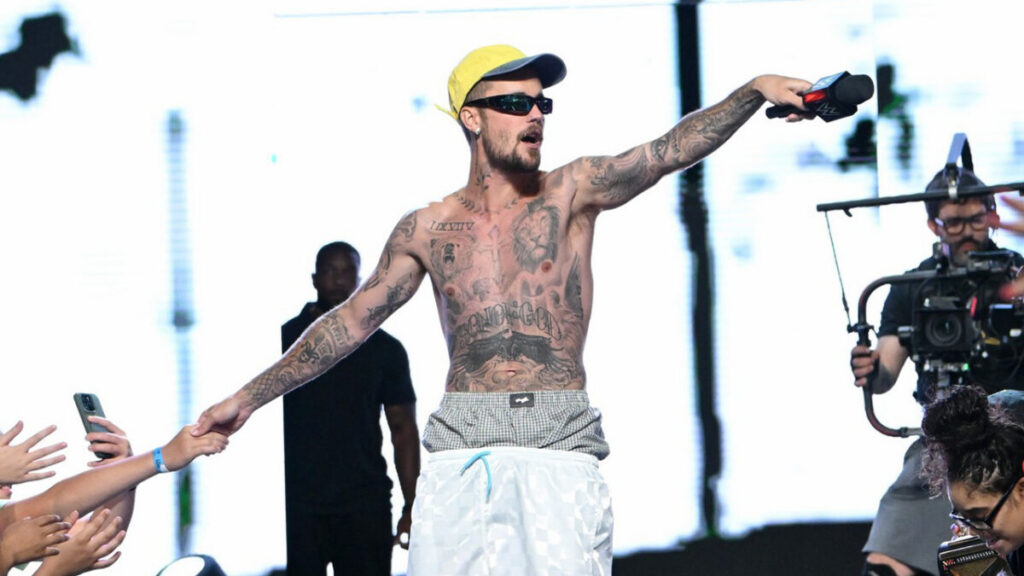 Justin Bieber Goes Shirtless as He Performs at Fanatics Fest 2026! Justin Bieber Goes Shirtless as He Performs at Fanatics Fest 2026!