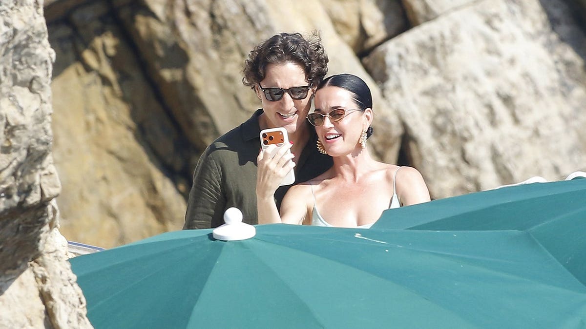 Katy Perry and Justin Trudeau take pictures