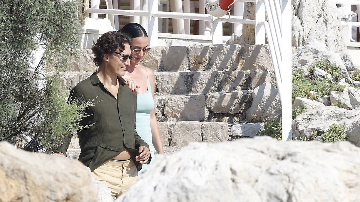 Justin Trudeau leads Katy Perry to water