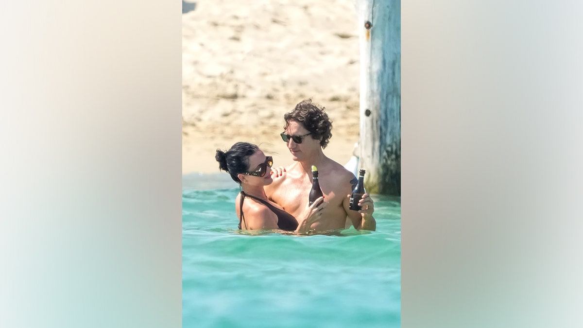 Katy Pery and Justin Trudeau were seen relaxing in the water with drinks.