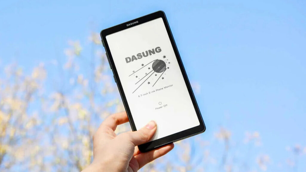This Gadget Replaces Your Phone Screen With An E-Ink Display This Gadget Replaces Your Phone Screen With An E-Ink Display