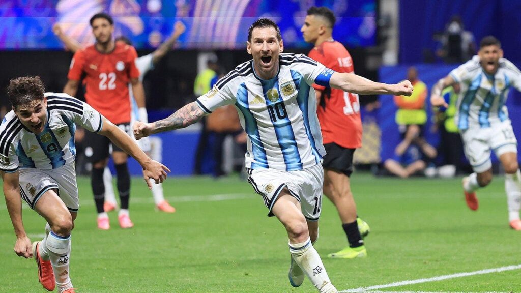 Airplane passenger goes viral for streaming Argentina’s miraculous World Cup comeback for the entire plane Airplane passenger goes viral for streaming Argentina's miraculous World Cup comeback for the entire plane