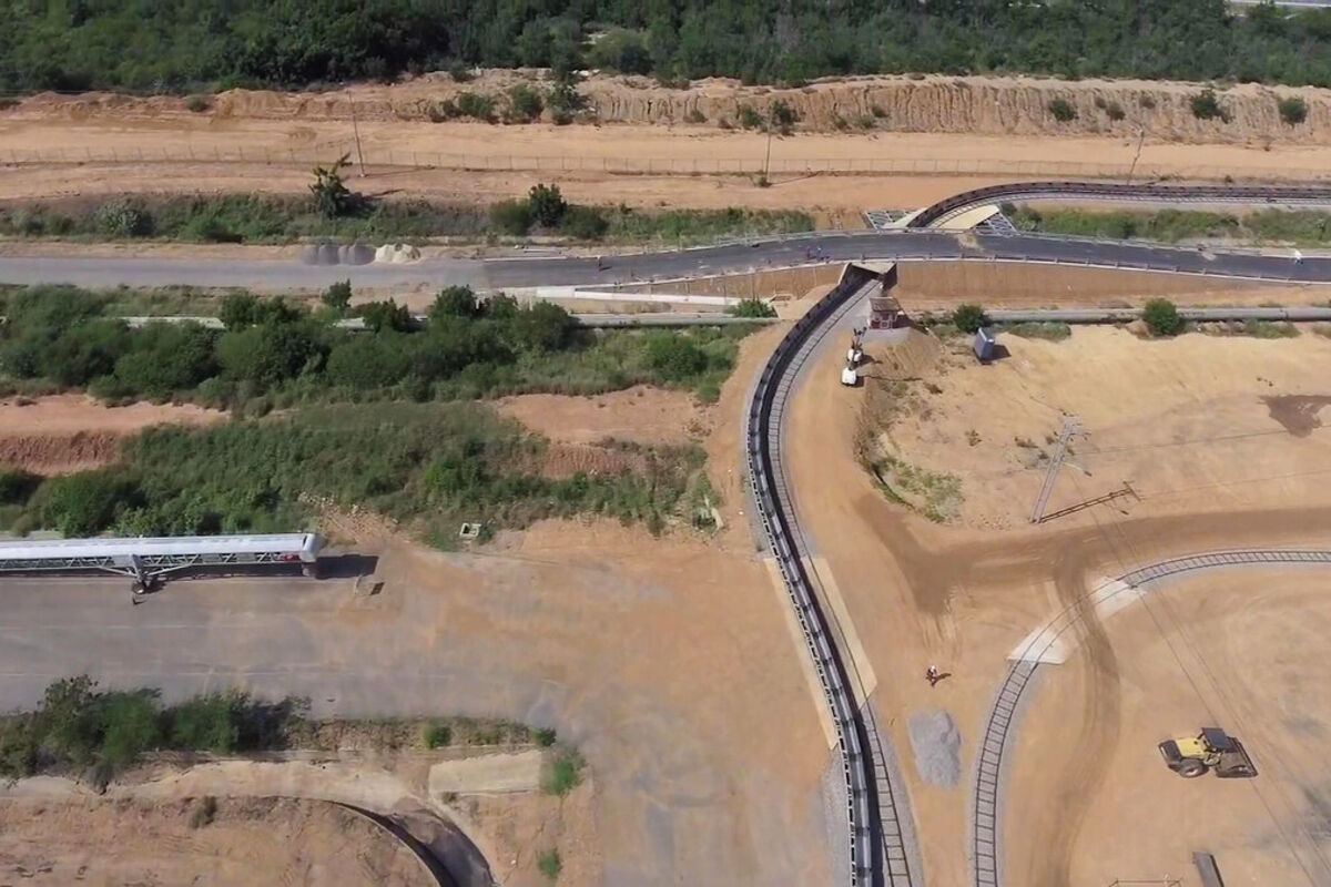 Aerial%20view%20of%20Railveyor%20tracks%20integrated%20with%20roads%20and%20other%20infrastructure%2E