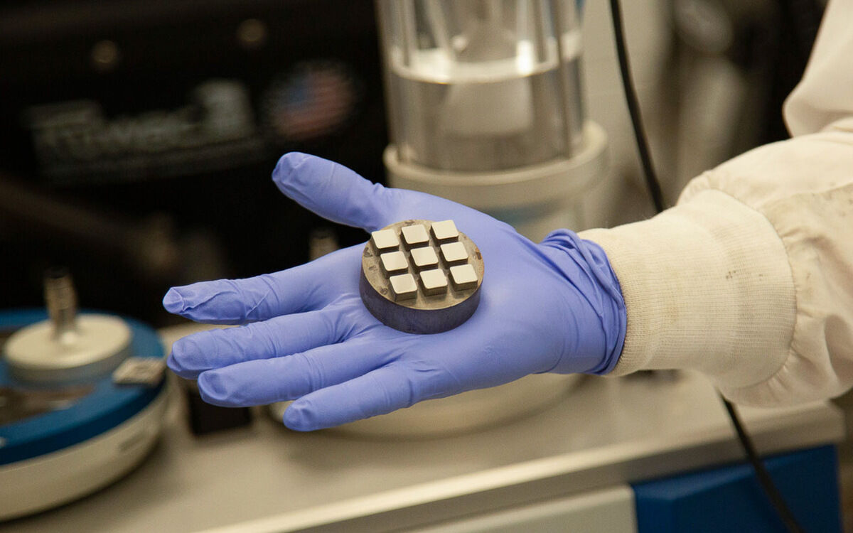 A%20gloved%20hand%20holds%20a%20disc%20with%20six%20nickel%2Dcobalt%2Dchromium%20alloy%20cubes%2E