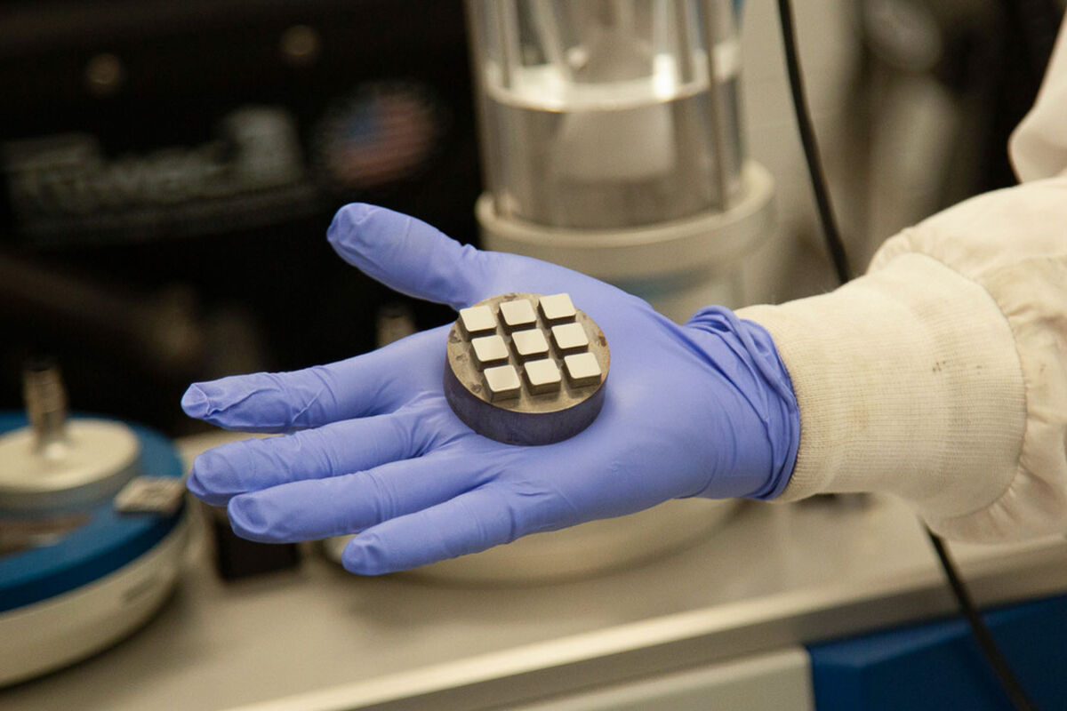 A%20gloved%20hand%20holds%20a%20disc%20with%20six%20nickel%2Dcobalt%2Dchromium%20alloy%20cubes%2E