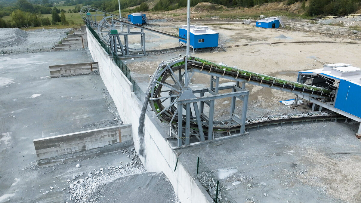 Three%20Railveyor%20circuits%20dumping%20rocks%20at%20a%20mining%20operation%2E