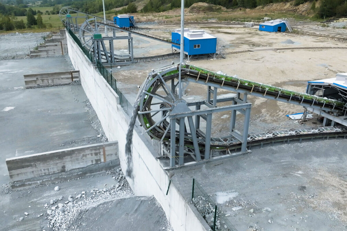 Three%20Railveyor%20circuits%20dumping%20rocks%20at%20a%20mining%20operation%2E