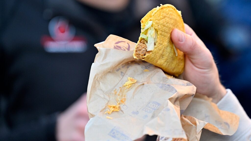 Taco Bell offers $1 Mexican pizza, other lettuce-free deals to win back customers after outbreak Taco Bell offers $1 Mexican pizza, other lettuce-free deals to win back customers after outbreak
