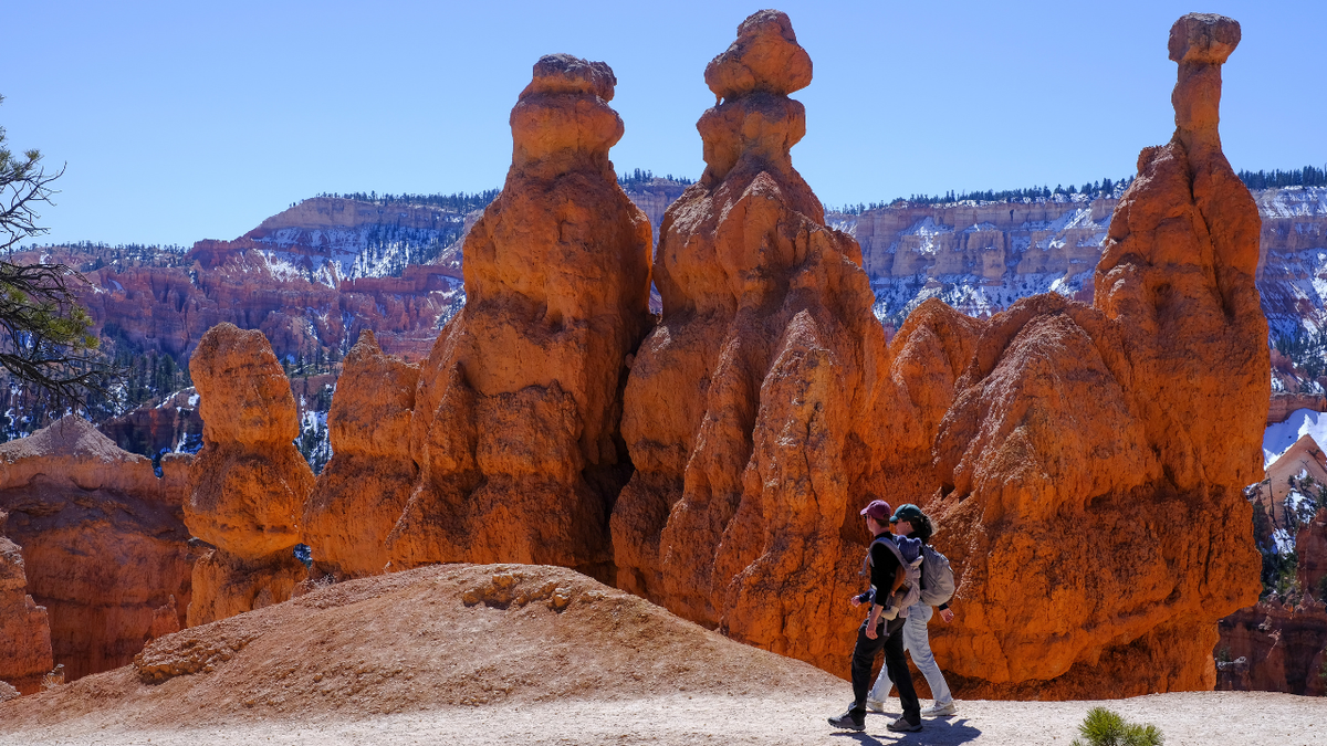 utah-hikers-scenic
