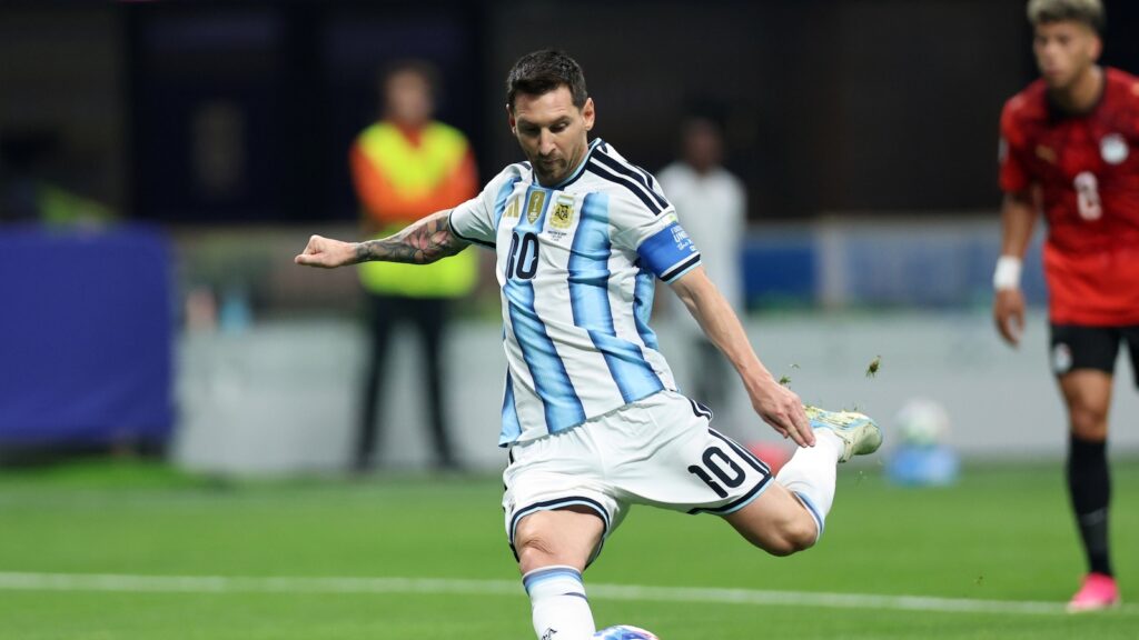 Lionel Messi scores eighth goal in World Cup, takes lead in Golden Boot race Lionel Messi scores eighth goal in World Cup, takes lead in Golden Boot race