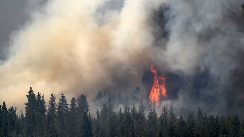 Oregon fire looms near town as 4th firefighter dies weeks after Colorado blaze Oregon fire looms near town as 4th firefighter dies weeks after Colorado blaze