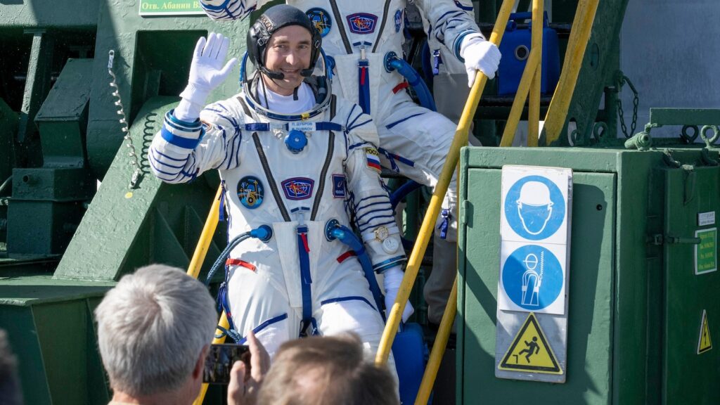 US-Russian crew arrives at the International Space Station for 8 US-Russian crew arrives at the International Space Station for 8