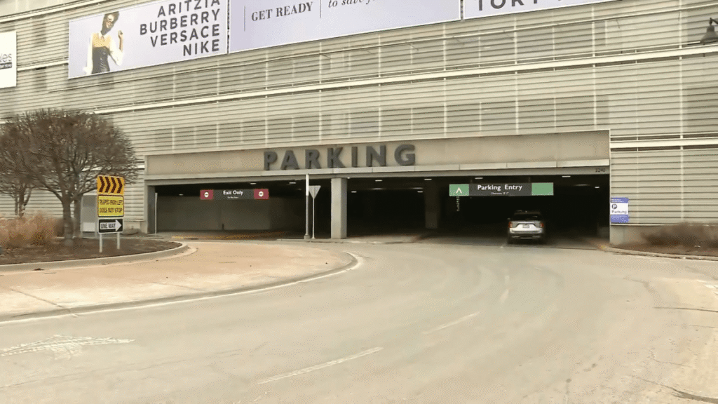 Popular suburban Chicago-area mall reverses pay-to Popular suburban Chicago-area mall reverses pay-to