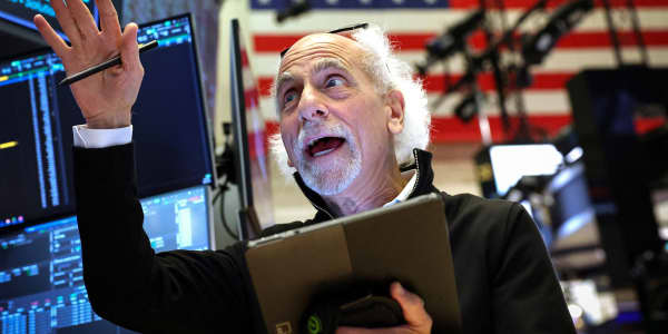 Dow surges 900 points, S&P 500 closes above 7,700 for first time in booming Wall Street rally