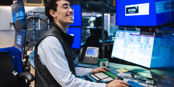 Dow jumps more than 500 points as oil prices slide, investors rotate out of chip stocks