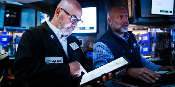 S&P 500 closes lower, but posts third straight weekly gain: Live updates