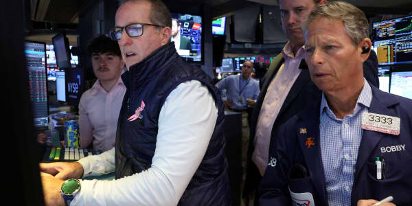Dow tumbles 700 points, S&P 500 falls as Treasury plan to subdue yields fails