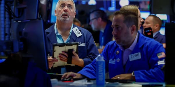 Dow surges 500 points Friday, but index posts back-to-back weekly losses