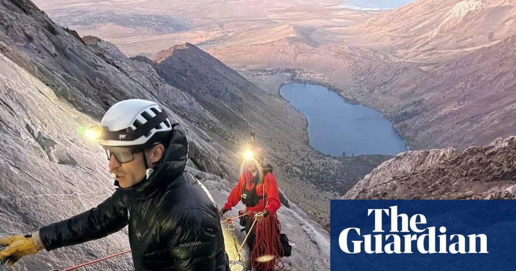 Volunteers rescue man stuck on 10,000ft Volunteers rescue man stuck on 10,000ft