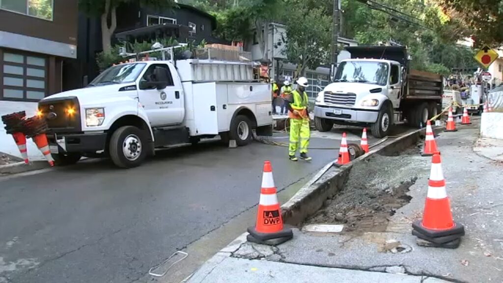 2nd water main break hits Hollywood Hills street, impacting service for hundreds of customers 2nd water main break hits Hollywood Hills street, impacting service for hundreds of customers
