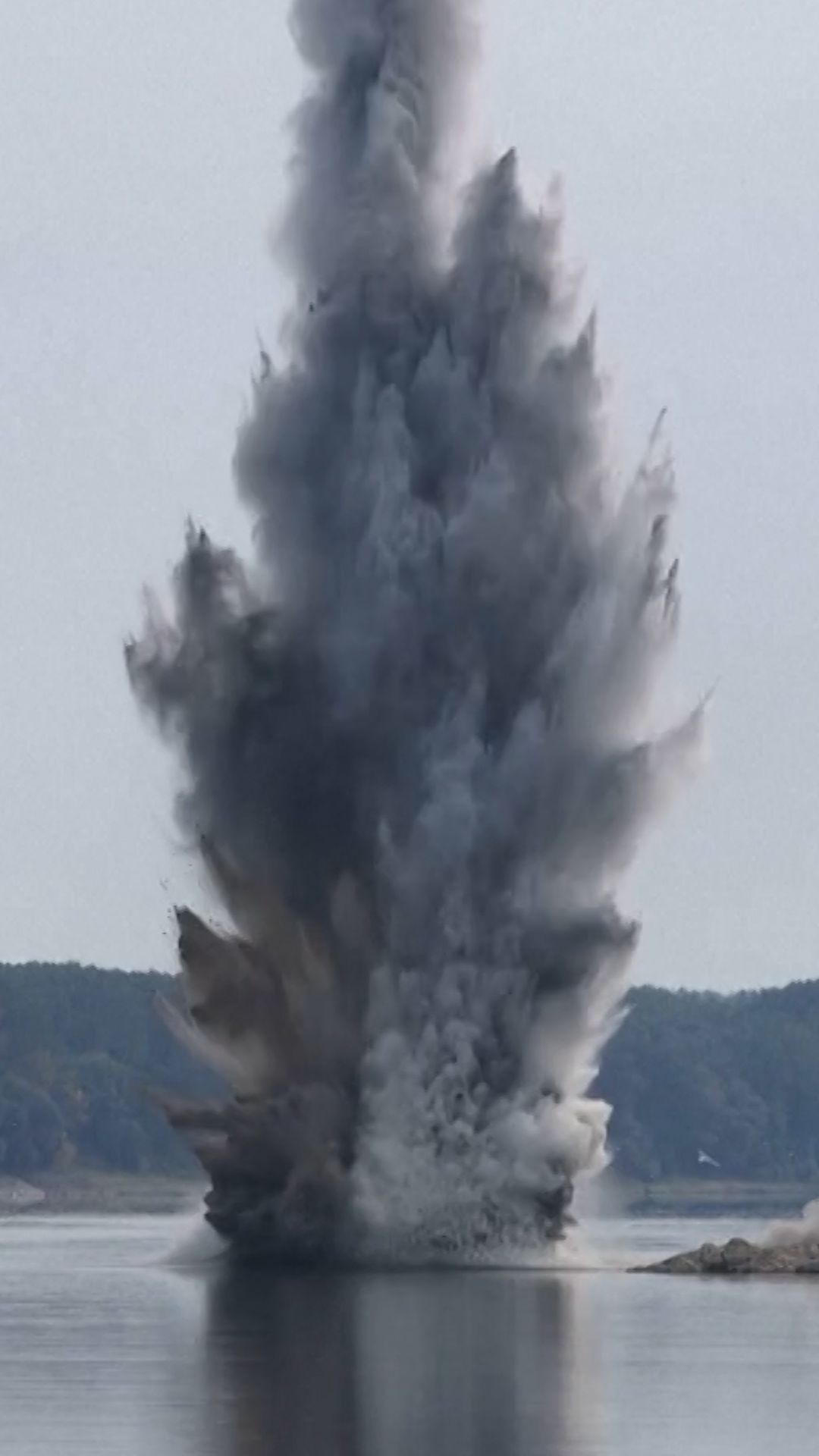 22861861 - Danube Explosions.00_00_02_06.Still001.jpg
