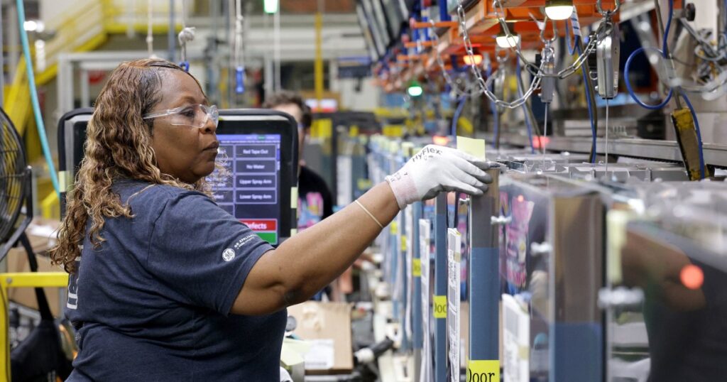 U.S. economic growth slowed unexpectedly in the second quarter as tariffs and Iran war cut into gains