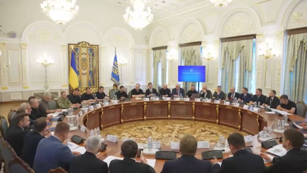 Click to play video: 'Zelenskyy calls for more defence missiles after Russian attacks kill 17 in Ukraine'