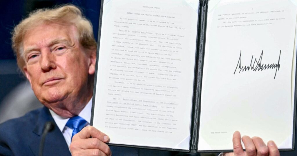 Trump signs order to create space Trump signs order to create space