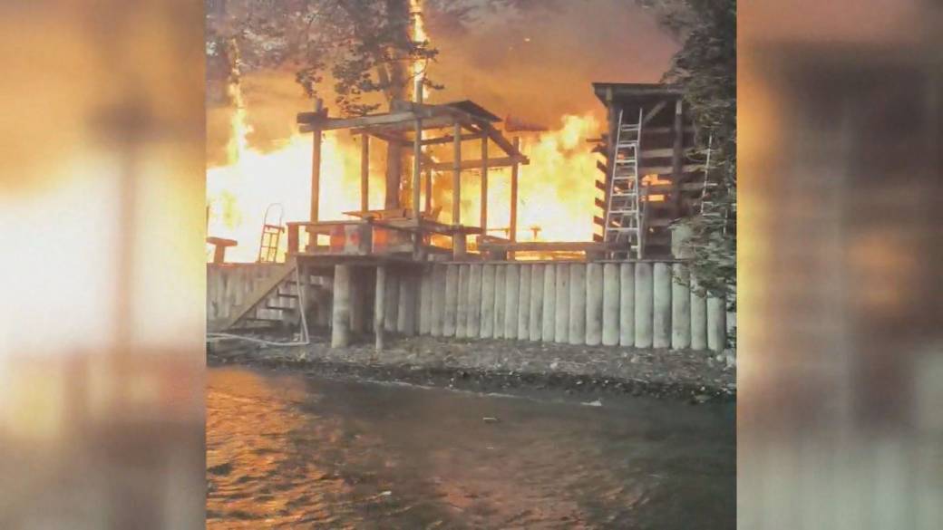 Click to play video: 'Man escapes Bradley Creek Wildfire by boat and watches cabin go up in flames'