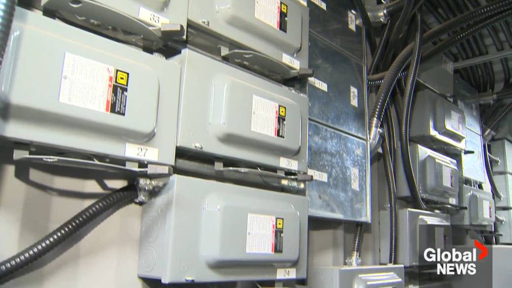 Click to play video: 'Poll reveals AI data centre worries as Alberta encourages investment'