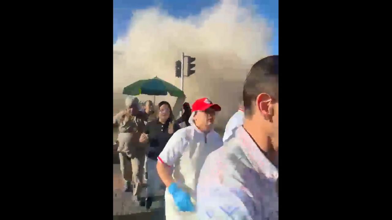 clipped thumbnail - building-collapses-in-pereira-after-large-7-4-magnitude-earthquake-strikes-colombia-intldsk - CNN ID 22882227 - 00:00:45;17