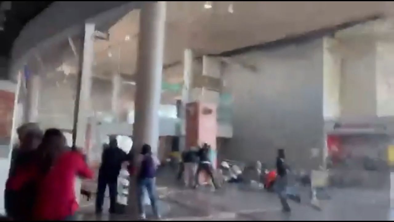 <p>Travellers seek cover as 7.4 magnitude earthquake hits Matecaña International Airport</p>