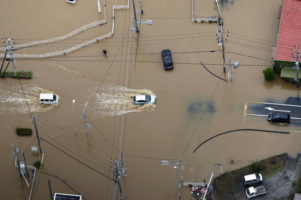 Heavy rain causes flooding near Tokyo that kills 4 and strands travelers Heavy rain causes flooding near Tokyo that kills 4 and strands travelers