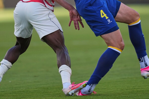 United States' Folarin Balogun (20) puts his foot down on Bosnia's Tarik Muharemovic (4) for which he received a red card during the World Cup round of 32 soccer match between the United States and Bosnia in Santa Clara, Calif., near San Francisco, Wednesday, July 1, 2026. (AP Photo/Martin Meissner)
