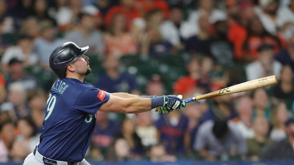 Mariners hang on for a 3-2 win over the Astros as Raleigh, Arozarena go deep