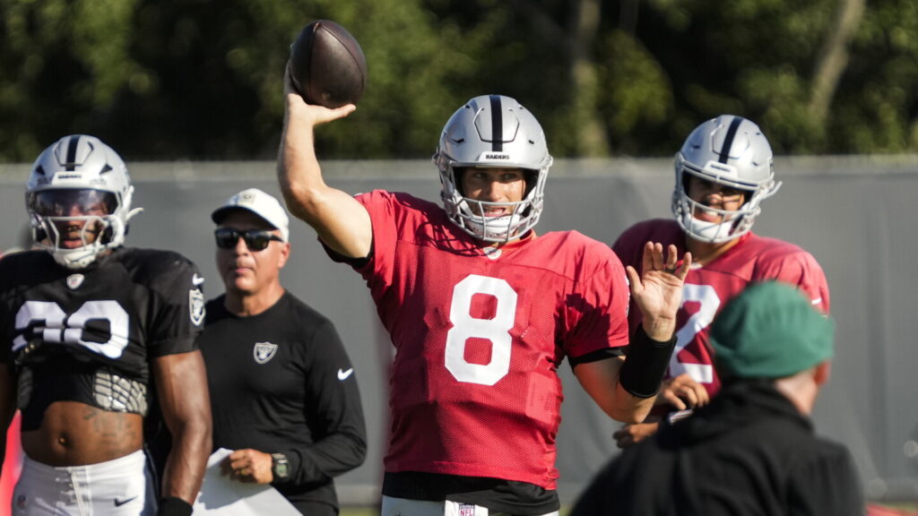 Kirk Cousins frustrated by defenders hitting his arm during practice Kirk Cousins frustrated by defenders hitting his arm during practice